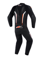 Alpinestars GP Force V2 Leather Suit 1-Piece, widok z tyłu, kolor czarno-biało-czerwony fluo, posiada aerodynamiczny garb, perforowane panele skórzane dla wentylacji oraz logo Tech-Air Ready w dolnej części pleców, profesjonalna odzież wyścigowa motocyklowa