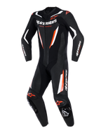Alpinestars GP Force V2 Leather Suit, jednoczęściowy kombinezon wyścigowy, czarny z białymi i fluorescencyjnymi czerwonymi akcentami, perforowane panele skórzane, logo Alpinestars na klatce piersiowej i rękawach, profesjonalny design gotowy na tor.
