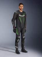 Alpinestars GP Force V2 Leather Suit 1-Piece, czarno-zielony, pełny strój wyścigowy z czarnymi rękawicami i butami, posiada perforowane panele skórzane, białe logo Alpinestars i zintegrowane slidery kolan, profesjonalny kombinezon torowy