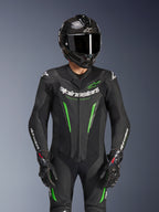 Alpinestars GP Force V2 Leather Suit - 1Piece, czarno-zielony, motocyklowy kombinezon wyścigowy noszony z kaskiem z włókna węglowego i rękawicami GP Pro, z limonkowymi akcentami i brandingiem Alpinestars „Racing Ahead”, zaprojektowany z myślą o osiągach na torze.