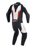 Alpinestars GP Force V2 Leather Suit - 1Piece, biało-czarno-czerwony fluo, widok z tyłu przedstawiający aerodynamiczny garb, harmonijkowe skórzane panele rozciągliwe na ramionach i w dolnej części pleców, perforowane strefy wentylacyjne i logo Tech-Air Ready, profesjonalny kombinezon wyścigowy do jazdy na torze