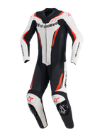 Alpinestars GP Force V2 Leather Suit - 1Piece, jednoczęściowy kombinezon motocyklowy, biały, czarny i czerwony fluo, widok z przodu, perforowane panele skórzane, logo Alpinestars na klatce piersiowej i ramionach, zintegrowane slidery kolan