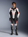 Alpinestars GP Force V2 Leather Suit - 1Piece, biało-czarno-czerwony fluorescencyjny, jednoczęściowy skórzany kombinezon motocyklowy, widok z przodu na modelu, z perforowanymi panelami i czerwonymi akcentami, wyraźne logo Alpinestars na klatce piersiowej, w stylizacji z profesjonalnymi butami i rękawicami wyścigowymi