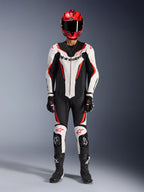 Alpinestars GP Force V2 Leather Suit - 1-częściowy, biało-czarno-czerwony fluo, kompletny strój wyścigowy zawierający czerwony kask, czarne rękawice i buty, o aerodynamicznym designie z logo Alpinestars na klatce piersiowej i kolanach