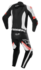 Alpinestars Missile V2 Ward 1-Piece Leather Suit, jednoczęściowy kombinezon motocyklowy, czarno-biało-czerwony fluo, widok z tyłu z aerodynamicznym garbem, logo Tech-Air Ready na dole pleców, elastyczne panele akordeonowe i wyraźne logo Alpinestars na nogawkach i plecach