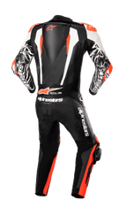 Alpinestars Racing Absolute V2 One Piece Leather Suit, widok z tyłu, czarny, biały i czerwony fluo, aerodynamiczny garb z logo, oznaczenie Tech-Air Ready, białe akcenty na rękawach z marmurowym wzorem, profesjonalny kombinezon motocyklowy na tor