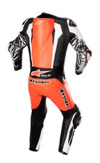Alpinestars Racing Absolute V2 One Piece Leather Suit, jednoczęściowy kombinezon skórzany, widok z tyłu, kolor czerwony fluo, biały i czarny, aerodynamiczny garb, oznaczenie Tech-Air Ready, grafika z efektem marmuru na rękawach, profesjonalna odzież motocyklowa wyścigowa
