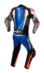 Alpinestars Racing Absolute V2 One Piece Leather Suit, jednoczęściowy kombinezon skórzany, widok z tyłu, kolor metaliczny niebieski, czarny, biały i czerwony fluo, aerodynamiczny garb na plecach, wyraźne logo Alpinestars, kompozytowe panele stretch, profesjonalna odzież wyścigowa