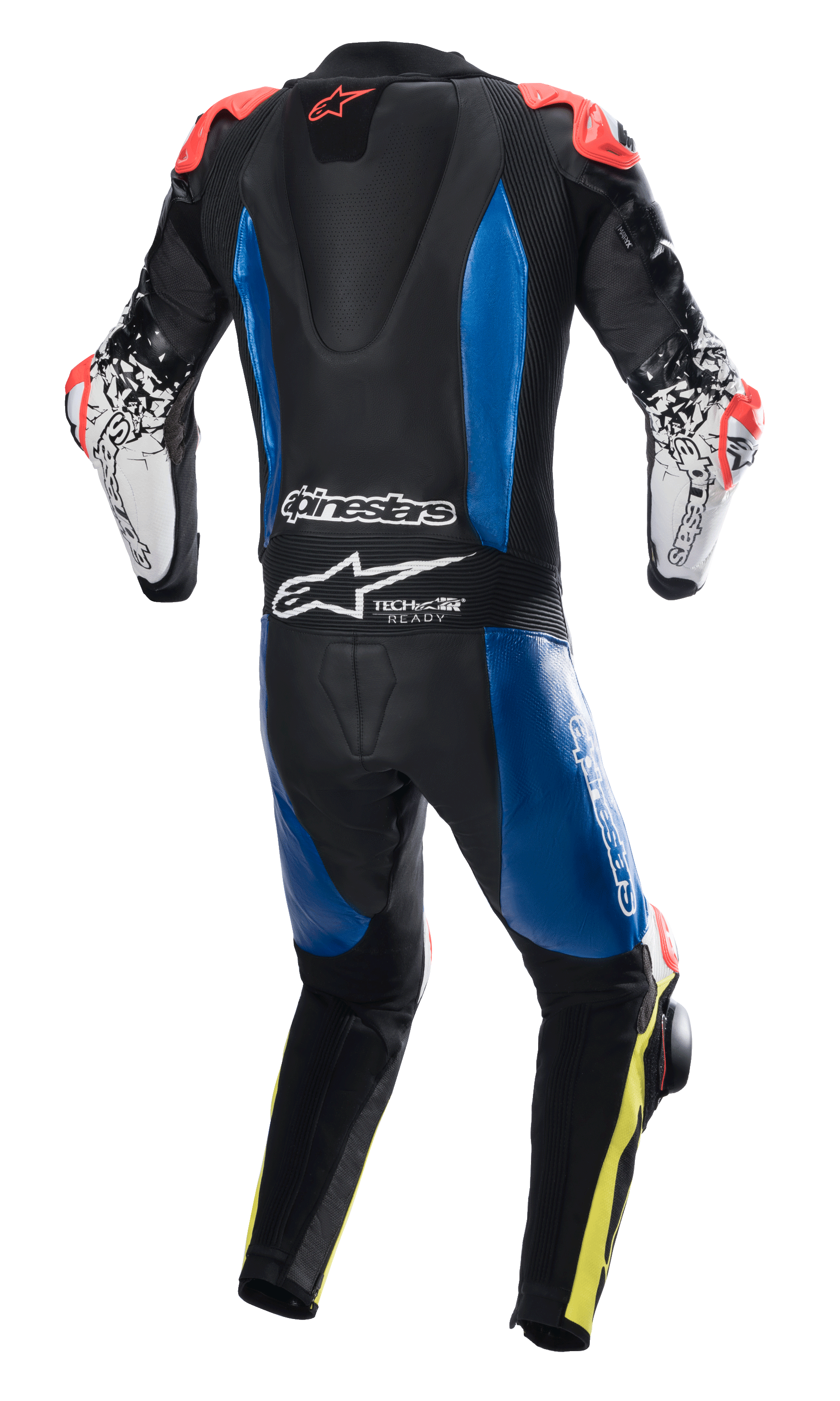 Alpinestars GP Tech V4 Leather Suit, jednoczęściowy kombinezon skórzany, czarny z niebieskimi panelami i czerwonymi akcentami fluo, widok z tyłu ukazujący garb aerodynamiczny oraz branding Tech-Air Ready, białe rękawy z czarną grafiką i żółtymi detalami fluo na nogawkach, profesjonalny sprzęt wyścigowy.