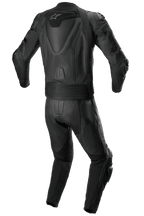 Alpinestars Missile V2 2-Piece Leather Suit, dwuczęściowy skórzany kombinezon wyścigowy, cały czarny, widok z tyłu przedstawiający aerodynamiczny garb z białym logo gwiazdy, harmonijkowe panele elastyczne w pasie i na ramionach oraz detale z perforowanej skóry do wyczynowej jazdy motocyklowej