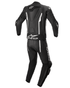 Alpinestars Missile V2 2-Piece Leather Suit, dwuczęściowy skórzany kombinezon motocyklowy, czarno-biały, widok z tyłu z aerodynamicznym garbem, panel stretch Tech-Air Ready, białe liniowe akcenty oraz branding Alpinestars na dolnej części pleców i nogawce