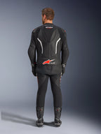 Alpinestars GP Force V2 2-Piece Leather Suit, dwuczęściowy skórzany kombinezon motocyklowy, widok od tyłu, czarny z białymi i czerwonymi akcentami, logo Alpinestars i Tech-Air Ready na plecach, czarne rękawice i buty wyścigowe