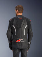 Alpinestars GP Force V2 Leather Suit - 2 Piece, czarno-biało-czerwony fluo, widok z tyłu skórzanej kurtki, logo Tech-Air Ready, białe akcenty, perforowane panele skórzane i elastyczne wstawki typu harmonijka zapewniające swobodę ruchów.