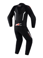 Alpinestars GP Force V2 Leather Suit 2-Piece, dwuczęściowy motocyklowy kombinezon wyścigowy, czarno-biało-czerwony (Red Fluo), widok z tyłu pokazujący aerodynamiczny garb, logo Tech-Air Ready na dole pleców, perforowane panele skórzane dla wentylacji, logo Alpinestars na nogawkach i kołnierzu