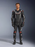 Alpinestars GP Force V2 2-Piece Leather Suit, dwuczęściowy skórzany kombinezon motocyklowy, czarny, biały i czerwony fluo, prezentowany przez modela z pasującymi czarnymi rękawicami i butami, wyposażony w perforowane panele skórzane, białe i czerwone akcenty fluo oraz aerodynamiczny design do jazdy torowej i sportowej