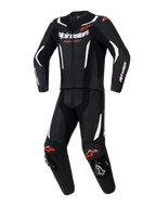 Alpinestars GP Force V2 2-Piece Leather Suit, dwuczęściowy kombinezon skórzany, czarny z białymi i czerwonymi akcentami fluo, perforowane panele skórzane, białe kontrastowe pasy, czerwone logo, zintegrowane ślizgacze kolan, profesjonalna sportowa odzież motocyklowa
