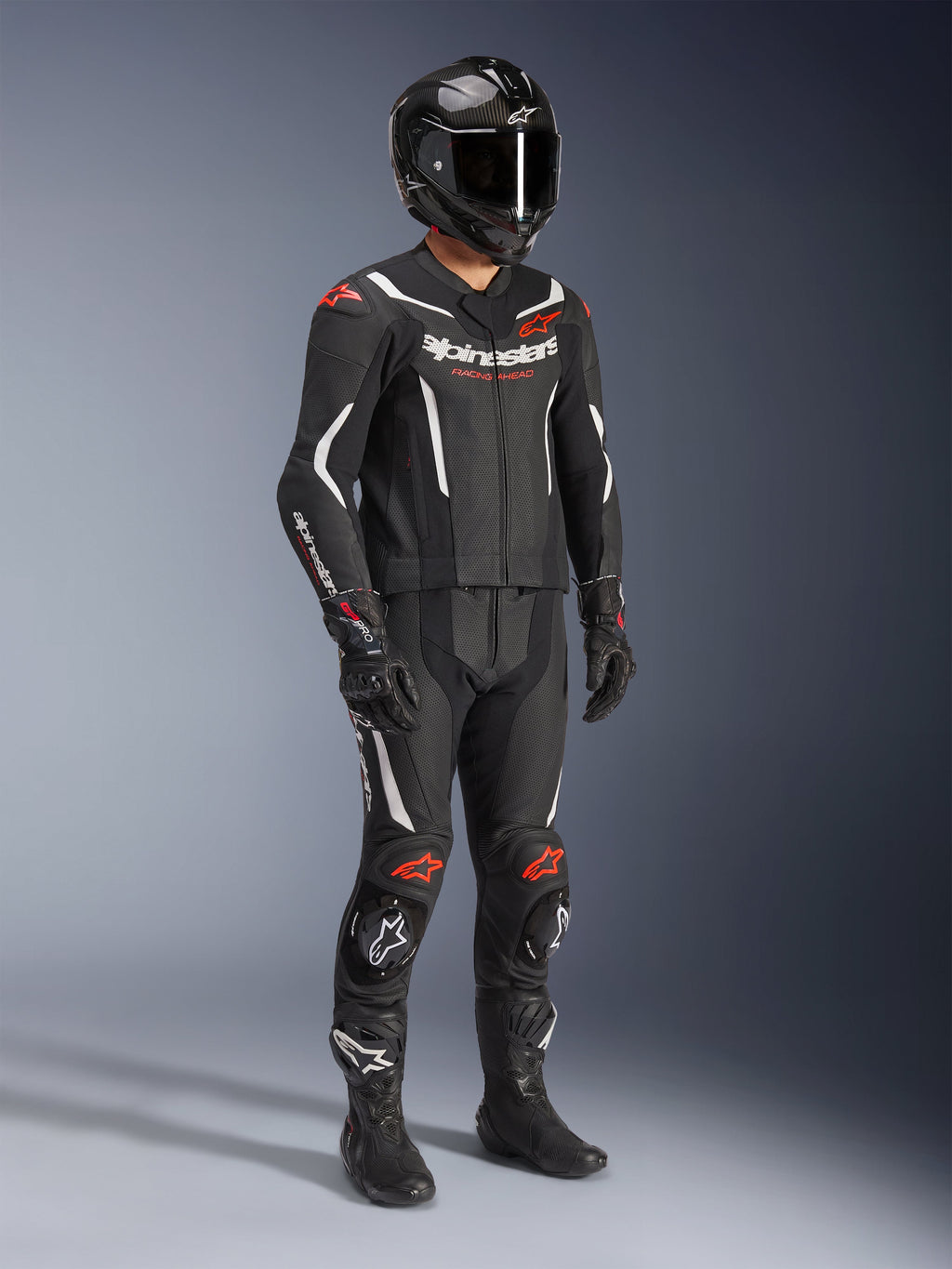Alpinestars GP Force V2 2-Piece Leather Suit, dwuczęściowy skórzany kombinezon motocyklowy, czarno-biało-czerwony fluo, kompletny zestaw wyścigowy z kaskiem z włókna węglowego, rękawicami i butami, skórzana konstrukcja z perforowanymi panelami i aerodynamicznym garbem.
