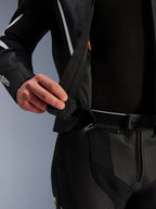 Alpinestars GP Force V2 Leather Suit - 2 Piece, zbliżenie na zamek błyskawiczny 360 stopni łączący w pasie, czarna perforowana skóra z białymi akcentami, pokazujący system bezpiecznego połączenia kurtki ze spodniami.