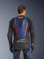 Alpinestars GP Force V2 Leather Suit 2-Piece, dwuczęściowy kombinezon skórzany, widok z tyłu, czarny z niebieskimi i czerwonymi akcentami fluo, perforowana konstrukcja skórzana, logo Tech-Air Ready w pasie, ergonomiczne panele elastyczne dla wydajności wyścigowej.