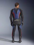 Alpinestars GP Force V2 Leather Suit 2-Piece, widok z tyłu, czarny, niebieski i czerwony fluo, niebieskie skórzane panele na plecach i nogawkach z fluorescencyjnymi czerwonymi akcentami, logo Tech-Air Ready w dolnej części pleców, czarne rękawice i buty wyścigowe