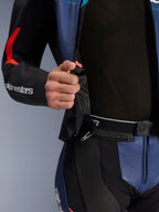 Alpinestars GP Force V2 2-Piece Leather Suit, czarny, niebieski i czerwony fluo, szczegółowy widok 360-stopniowego zamka łączącego w pasie, perforowana skóra bydlęca, pokazujący system bezpiecznego łączenia kurtki ze spodniami