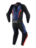 Alpinestars GP Force V2 Leather Suit 2-Piece, widok z tyłu, czarny z niebieskimi i czerwonymi akcentami fluo, profesjonalny motocyklowy kombinezon wyścigowy z garbem aerodynamicznym, białym logo Tech-Air Ready w pasie, perforowanymi panelami skórzanymi i harmonijkowymi strefami elastycznymi dla lepszej swobody ruchów.