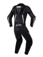 Alpinestars Stella GP-R7 2-Piece Leather Suit, damski dwuczęściowy kombinezon skórzany, widok z tyłu w kolorze czarnym z białymi akcentami, zintegrowany garb aerodynamiczny, harmonijkowe panele elastyczne na ramionach i plecach, perforowana skóra zapewniająca wentylację, wyraźne logo Alpinestars.