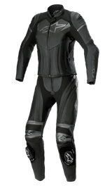 Alpinestars Stella GP Plus 2-Piece Leather Suit, damski dwuczęściowy kombinezon skórzany, czarny metaliczny szary, szare logo Alpinestars na klatce piersiowej i kolanach, skórzane panele elastyczne typu akordeon, slidery na kolanach, profesjonalna odzież wyścigowa dopasowana do kobiecej sylwetki