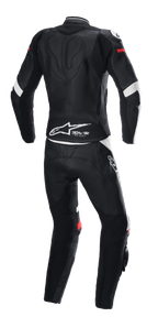 Dwuczęściowy kombinezon skórzany Alpinestars Stella GP Plus, czarno-biały z jaskrawoczerwonymi akcentami, widok z tyłu, z logo Tech-Air Ready i logo Alpinestars na dole pleców, ergonomiczny kombinezon ochronny z elastycznymi panelami do wyścigów motocyklowych.
