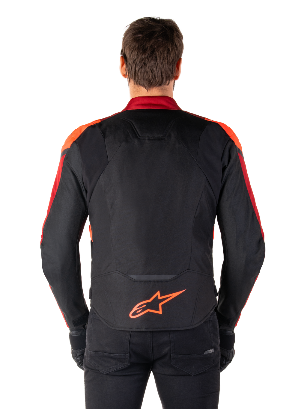 Alpinestars T-Jaws V4 Waterproof Jacket, widok z tyłu, czarna z akcentami Red Fluo i Dark Red, pomarańczowe logo w dolnej części pleców, przedłużony panel tylny dla osłony podczas jazdy, sportowa tekstylna kurtka motocyklowa