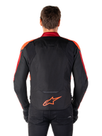 Alpinestars T-Jaws V4 Waterproof Jacket, widok z tyłu, czarna z akcentami Red Fluo i Dark Red, pomarańczowe logo w dolnej części pleców, przedłużony panel tylny dla osłony podczas jazdy, sportowa tekstylna kurtka motocyklowa