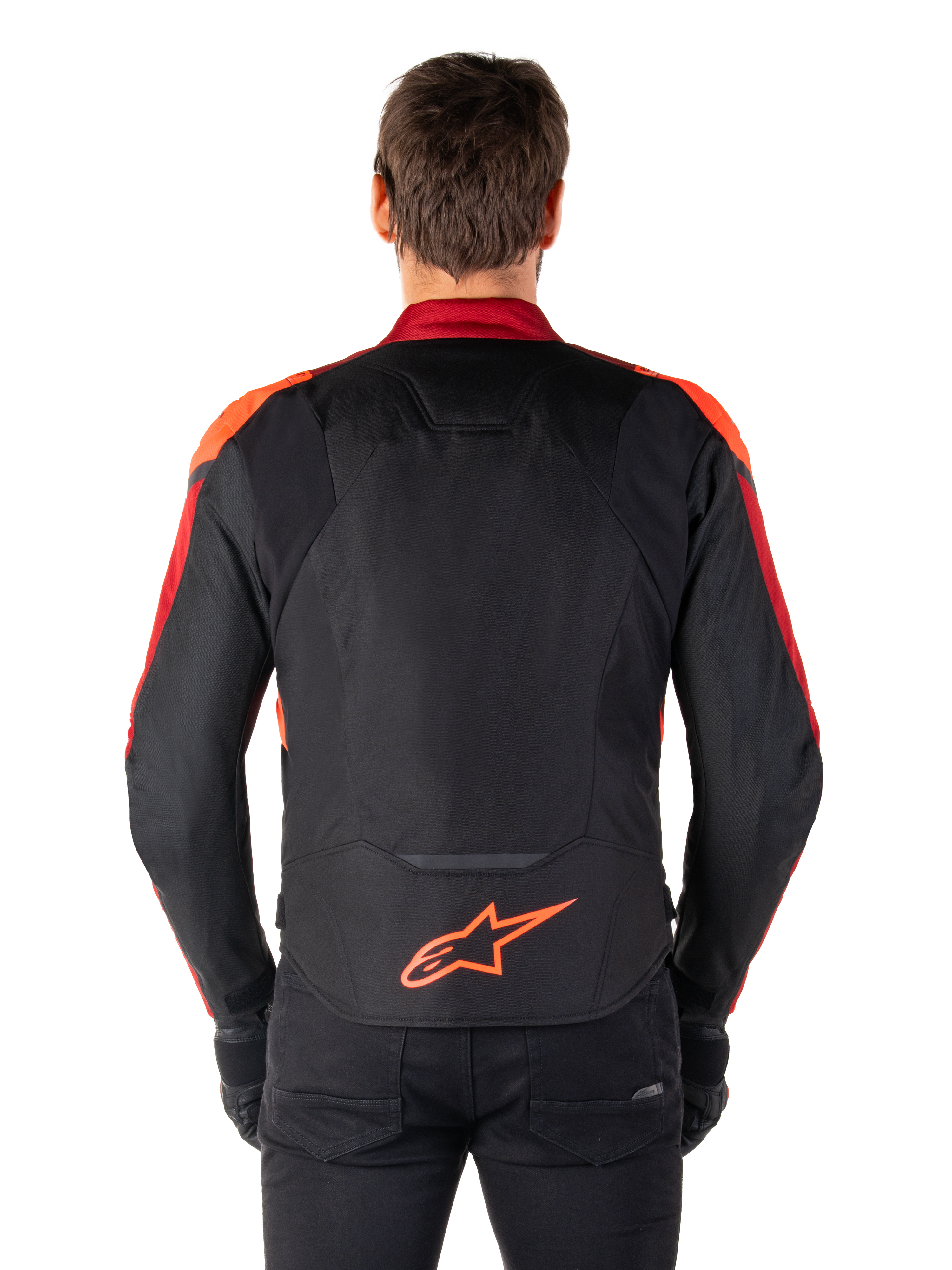 Alpinestars T-Jaws V4 Waterproof Jacket, widok z tyłu, czarna z akcentami Red Fluo i Dark Red, pomarańczowe logo w dolnej części pleców, przedłużony panel tylny dla osłony podczas jazdy, sportowa tekstylna kurtka motocyklowa