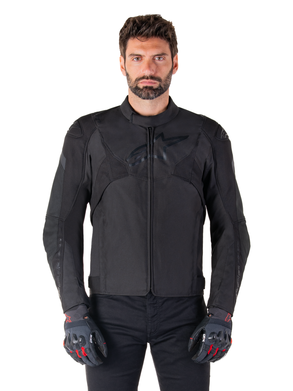 Kurtka motocyklowa Alpinestars T-Jaws V4 Waterproof, czarna sportowa kurtka motocyklowa, prezentowana na mężczyźnie w czarnych rękawicach z czerwonymi akcentami, wzmocnione barki i ramiona, elegancki design z subtelnym logo na klatce piersiowej, tekstylna odzież motocyklowa na każdą pogodę