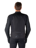 Alpinestars T-Jaws V4 Waterproof Jacket, tekstylna kurtka motocyklowa, czarna, widok z tyłu pokazujący logo Alpinestars w dolnej części pleców, sportowy krój do jazdy szosowej