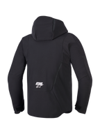 Alpinestars Aeroshell Waterproof Jacket, czarna, widok z tyłu ze zintegrowanym kapturem i białym logo ASTARS w dolnej części pleców, nowoczesna motocyklowa kurtka softshell o technicznej, wodoodpornej konstrukcji