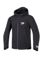 Kurtka Alpinestars Aeroshell Waterproof, czarna, widok z przodu motocyklowej kurtki z kapturem z białym logo ASTARS na piersi i mankiecie, gładkie tekstylne wykończenie z wodoodpornym zamkiem z przodu