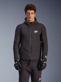 Alpinestars Aeroshell Waterproof Jacket, czarna miejska kurtka motocyklowa, fason z kapturem i pełnym zamkiem z przodu, białe logotypy na piersi i rękawach, zestawiona z dopasowanymi czarnymi spodniami i rękawicami