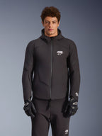 Alpinestars Aeroshell Waterproof Jacket, czarna miejska kurtka motocyklowa, fason z kapturem i pełnym zamkiem z przodu, białe logotypy na piersi i rękawach, zestawiona z dopasowanymi czarnymi spodniami i rękawicami