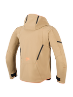 Wodoodporna kurtka Alpinestars Aeroshell, widok z tyłu, kolor ciemne khaki z czarnymi i jaskrawopomarańczowymi akcentami, z kapturem, czarnymi kontrastowymi liniami i pomarańczowym brandingiem, sportowa motocyklowa bluza softshell