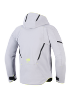 Alpinestars Aeroshell Waterproof Jacket, Mid Gray Yellow Fluo, widok z tyłu motocyklowej kurtki z kapturem, jasnoszary tekstylny softshell z czarnymi ukośnymi akcentami, żółte fluorescencyjne logo ASTARS w dolnej części pleców, nowoczesny sportowy design.