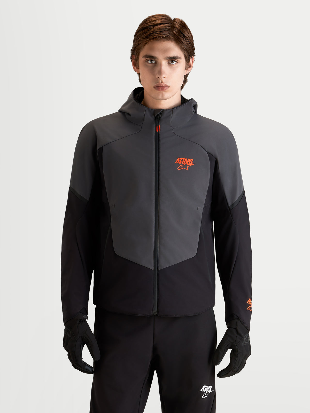 Alpinestars Aeroshell WP, męska kurtka motocyklowa softshell, czarna i ciemnoszara, z kapturem i ochroną z certyfikatem CE, model na zdjęciu