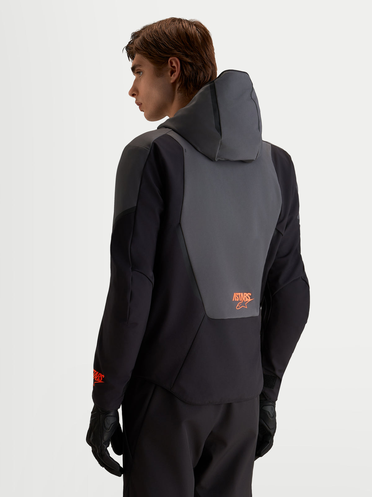 Alpinestars Aeroshell WP, męska kurtka motocyklowa softshell, czarna i ciemnoszara, zintegrowany kaptur, widok z tyłu na detale panelu