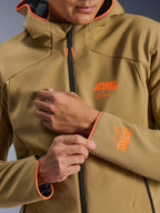 Alpinestars Aeroshell Waterproof Jacket, ciemne khaki i jaskrawy pomarańcz (Orange Fluo), zbliżenie na przód i rękaw z pomarańczowymi logo ASTARS, pomarańczowe lamówki na kapturze i mankietach, czarny wodoodporny zamek błyskawiczny.