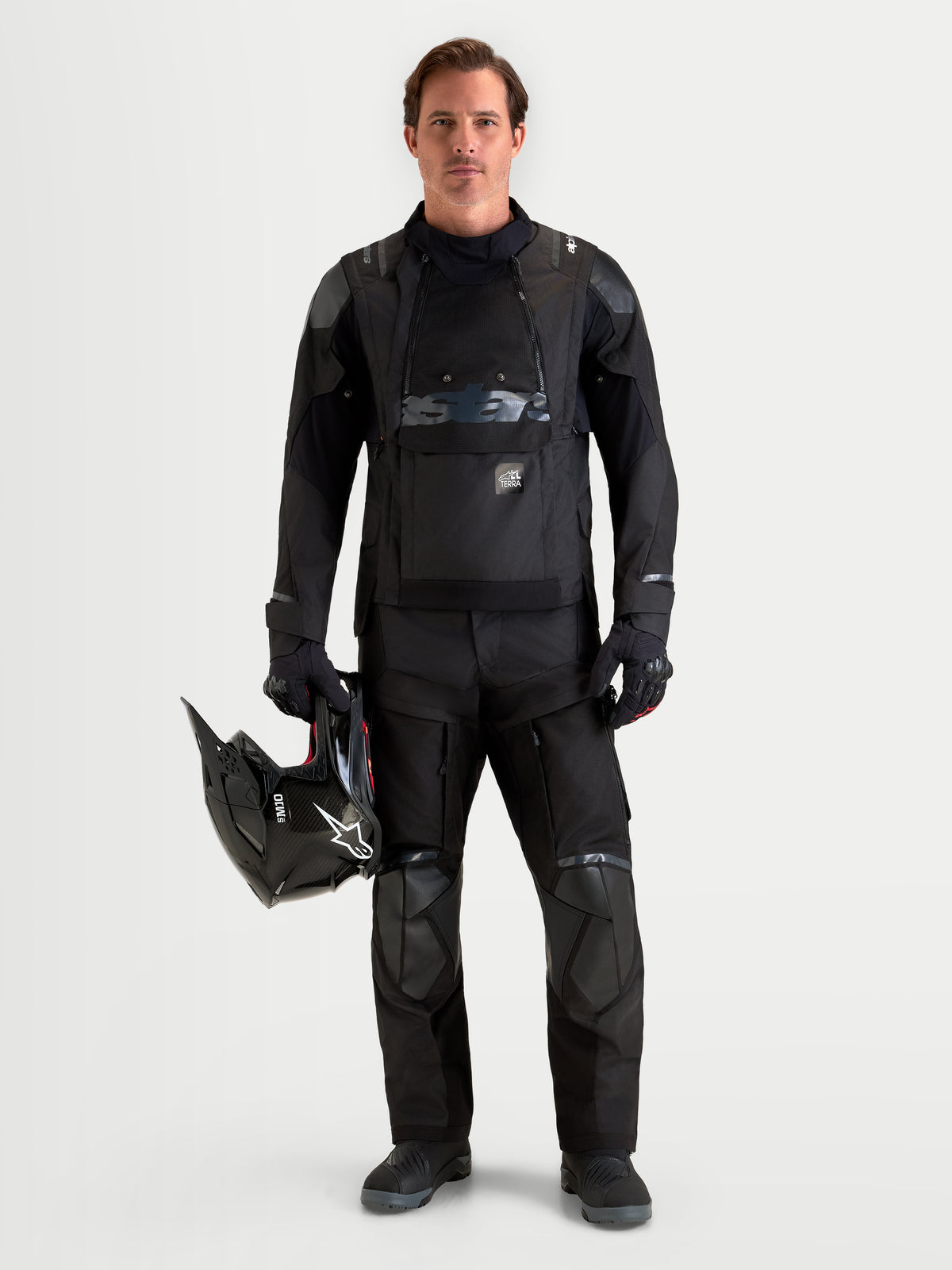 Alpinestars Harok V2 Drystar, męska czarna kurtka motocyklowa adventure w zestawie ze spodniami i kaskiem, konstrukcja tekstylna z wodoodporną membraną
