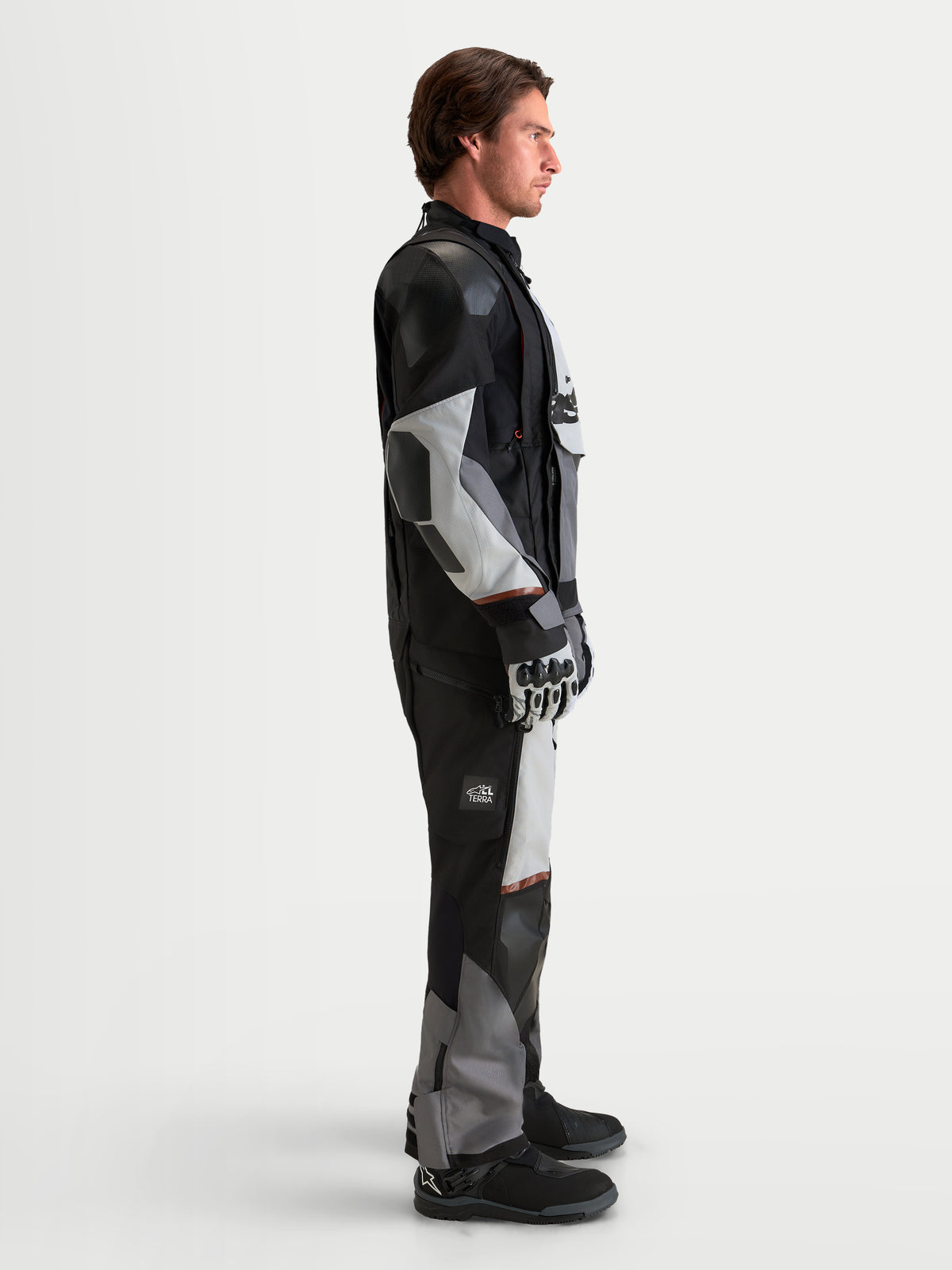 Kurtka motocyklowa męska Alpinestars Harok V2 Drystar, ciemnoszara, lodowatoszara i czarna, widok z boku na modelu