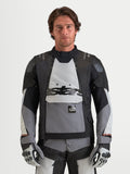Alpinestars Harok V2 Drystar, męska kurtka motocyklowa adventure w kolorze ciemnoszarym, jasnoszarym i czarnym, z modularną wentylacją, wodoodporną konstrukcją i certyfikatem CE, noszona przez modela