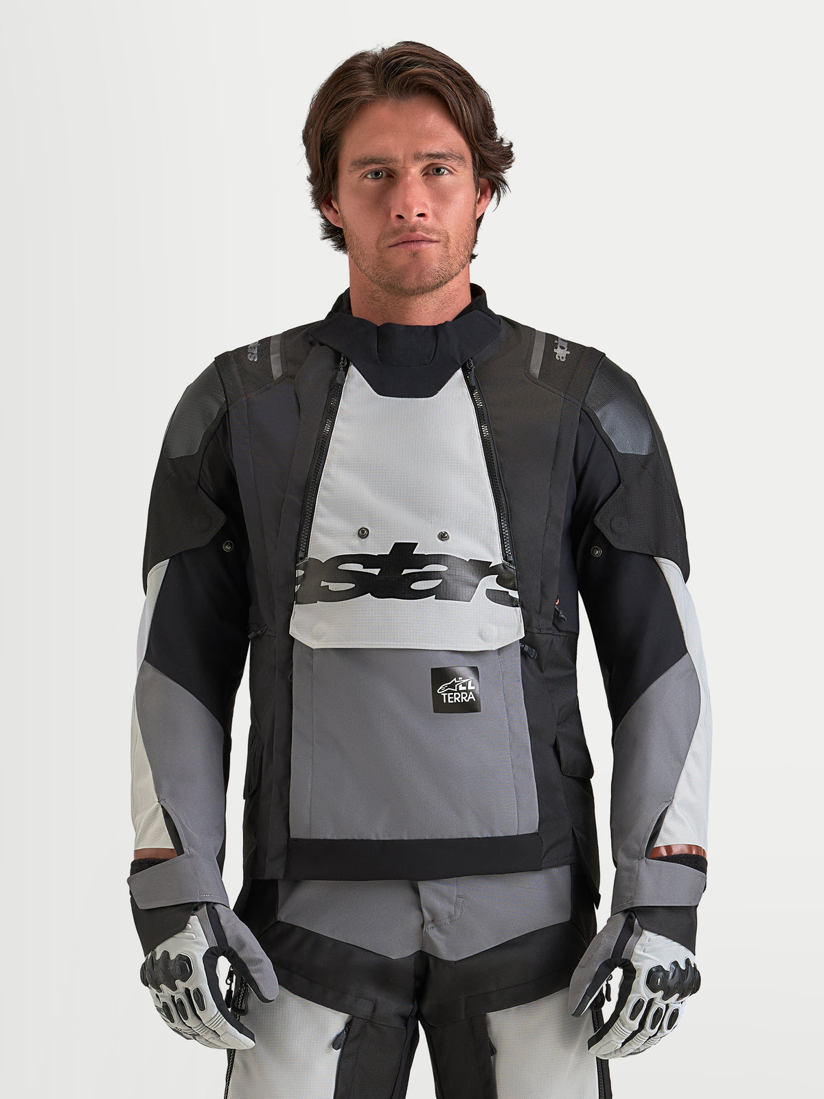 Alpinestars Harok V2 Drystar, męska kurtka motocyklowa adventure w kolorze ciemnoszarym, jasnoszarym i czarnym, z modularną wentylacją, wodoodporną konstrukcją i certyfikatem CE, noszona przez modela
