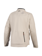Kurtka Alpinestars Borrego Drystar®, kurtka motocyklowa, kolor Warm Gray, widok z tyłu z dużą tylną komorą zapinaną na zamek, wytrzymała konstrukcja z płótna tekstylnego z logo Alpinestars na ramieniu, design gotowy na przygody
