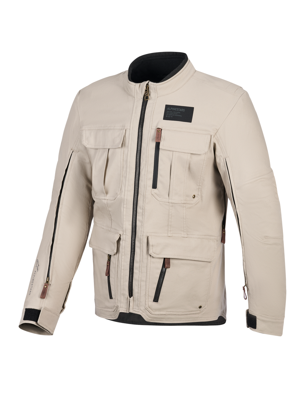Kurtka Alpinestars Borrego Drystar®, kurtka motocyklowa, kolor Warm Gray, widok z przodu z licznymi kieszeniami cargo, czarne zamki błyskawiczne z brązowymi uchwytami, tekstura woskowanego płótna, czarna naszywka z logo na piersi.