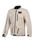 Kurtka Alpinestars Borrego Drystar®, kurtka motocyklowa, kolor Warm Gray, widok z przodu z licznymi kieszeniami cargo, czarne zamki błyskawiczne z brązowymi uchwytami, tekstura woskowanego płótna, czarna naszywka z logo na piersi.